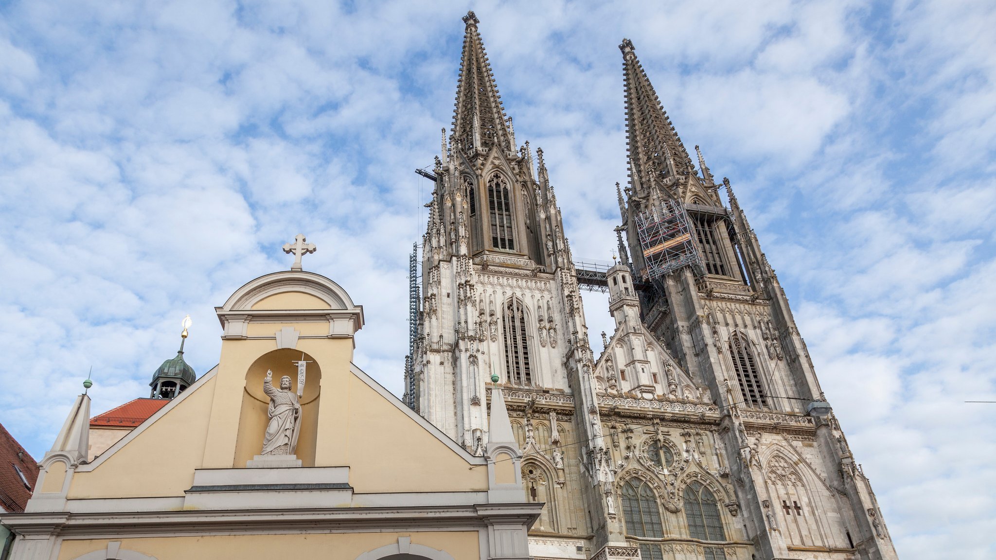 Der Regensburger Dom Außenansicht, Hintergrund blauer Himmel