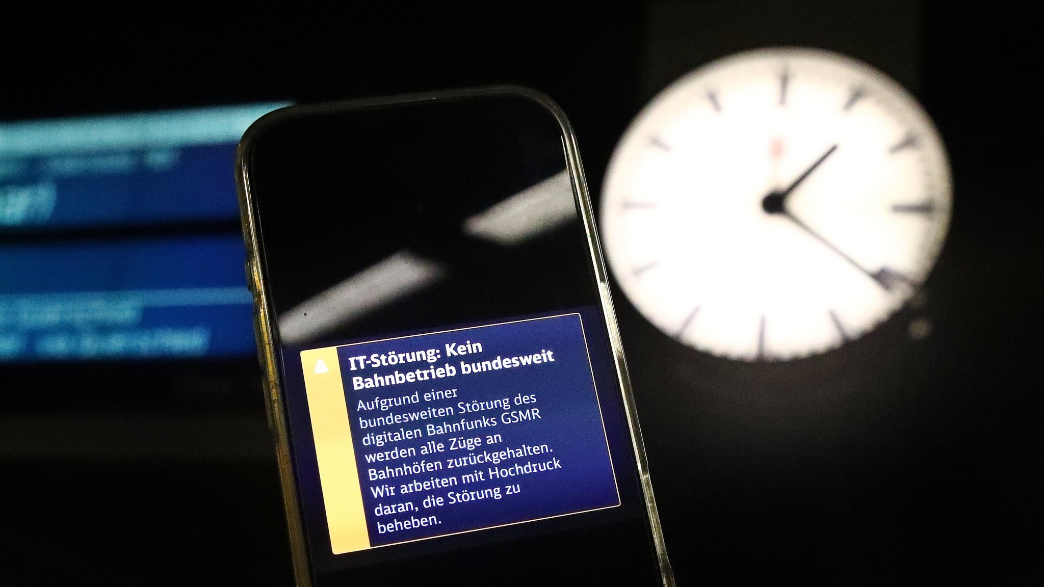 Nichts ging mehr: ein Störung im IT-System der Bahn legte am Dienstagabend den Zugverkehr bundesweit lahm. | Bild: picture alliance / SNS | Steven Mohr Nichts ging mehr: ein Störung im IT-System der Bahn legte am Dienstagabend den Zugverkehr bundesweit lahm.