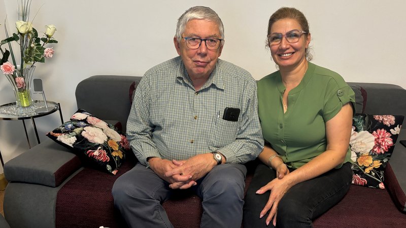 Die Afghanin Fauzia mit Flüchtlingshelfer Georg Schrenk in ihrer Wohnung. | Bild: BR, Judith Zacher Die Afghanin Fauzia mit Flüchtlingshelfer Georg Schrenk in ihrer Wohnung.
