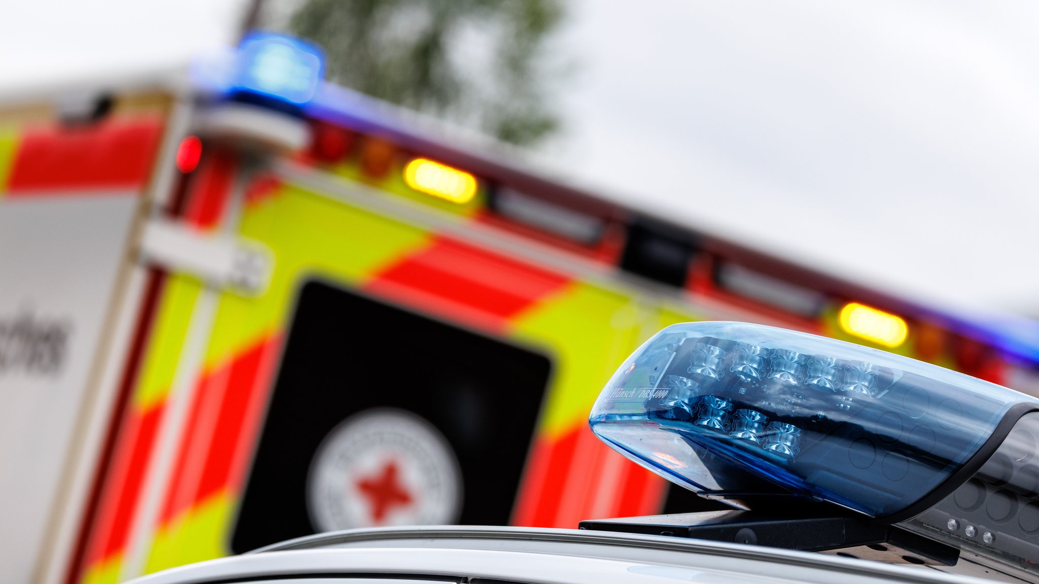 Polizei und Rettungswagen an einem Unfallort.
