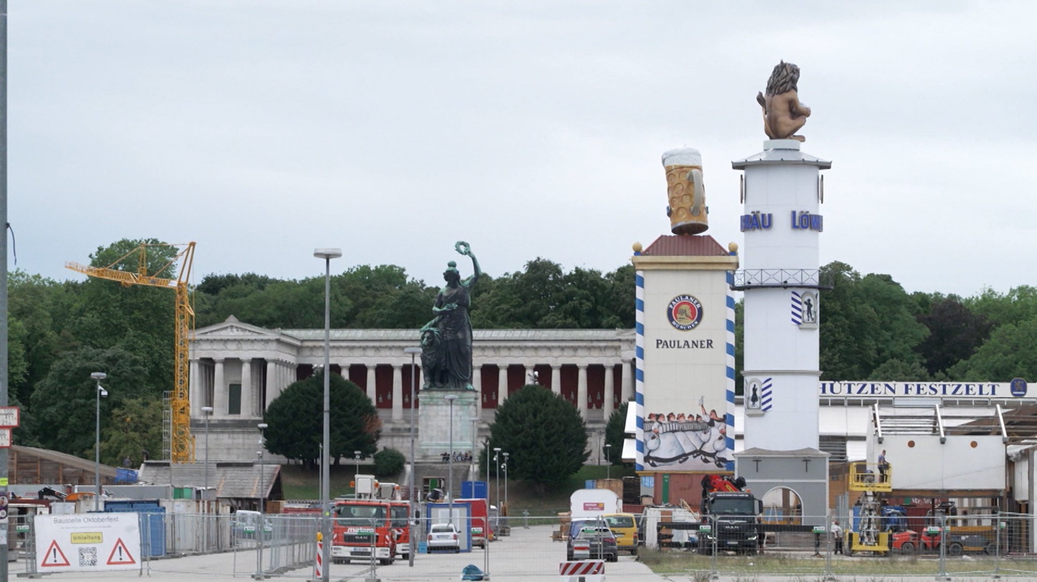 Aufbauarbeiten auf der Wiesn.