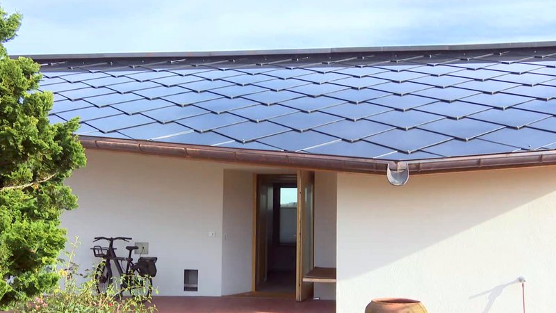 Die Solar-Platten sind wie Dachziegel verlegt | Bild: BR Die Solar-Platten sind wie Dachziegel verlegt