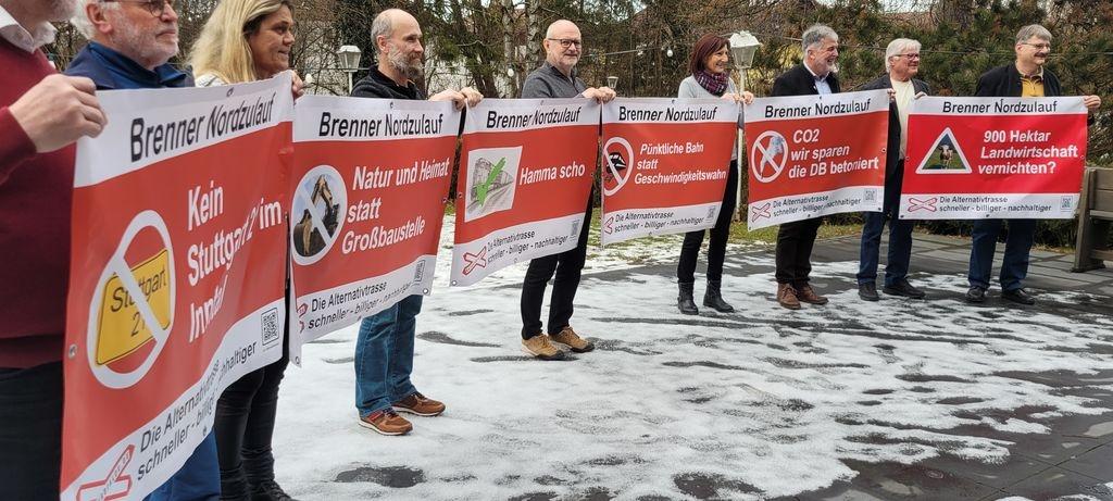 Auf einer PK in Rosenheim präsentierten die Bürgerinitiativen Banner mit denen Sie für einen Ausbau der Bestadstrecke zum Brenner-Nordzulauf werben. 2025 soll der Bundestag entscheiden. Bahn, Brennerbasistunnel, Brennernordzulauf, Rosenheim 