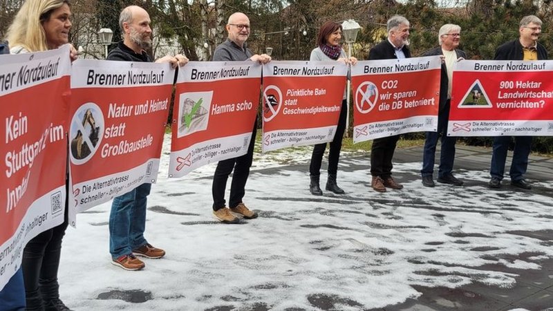 Auf einer PK in Rosenheim präsentierten die Bürgerinitiativen Banner mit denen Sie für einen Ausbau der Bestadstrecke zum Brenner-Nordzulauf werben. 2025 soll der Bundestag entscheiden. Bahn, Brennerbasistunnel, Brennernordzulauf, Rosenheim | Bild: BR/Anton Rauch Auf einer PK in Rosenheim präsentierten die Bürgerinitiativen Banner mit denen Sie für einen Ausbau der Bestadstrecke zum Brenner-Nordzulauf werben. 2025 soll der Bundestag entscheiden. Bahn, Brennerbasistunnel, Brennernordzulauf, Rosenheim
