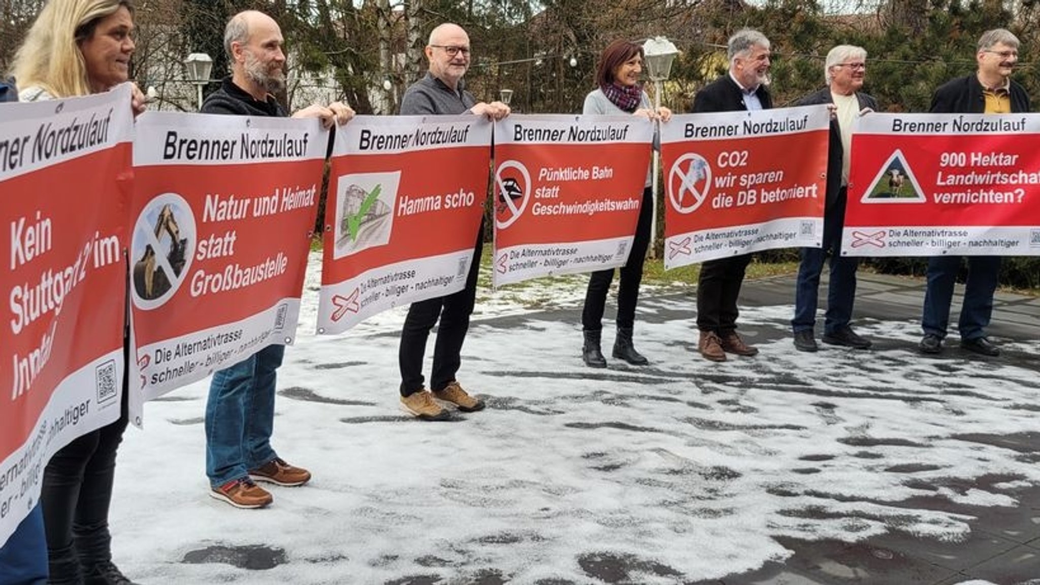 Auf einer PK in Rosenheim präsentierten die Bürgerinitiativen Banner mit denen Sie für einen Ausbau der Bestadstrecke zum Brenner-Nordzulauf werben. 2025 soll der Bundestag entscheiden. Bahn, Brennerbasistunnel, Brennernordzulauf, Rosenheim | Bild: BR/Anton Rauch Auf einer PK in Rosenheim präsentierten die Bürgerinitiativen Banner mit denen Sie für einen Ausbau der Bestadstrecke zum Brenner-Nordzulauf werben. 2025 soll der Bundestag entscheiden. Bahn, Brennerbasistunnel, Brennernordzulauf, Rosenheim