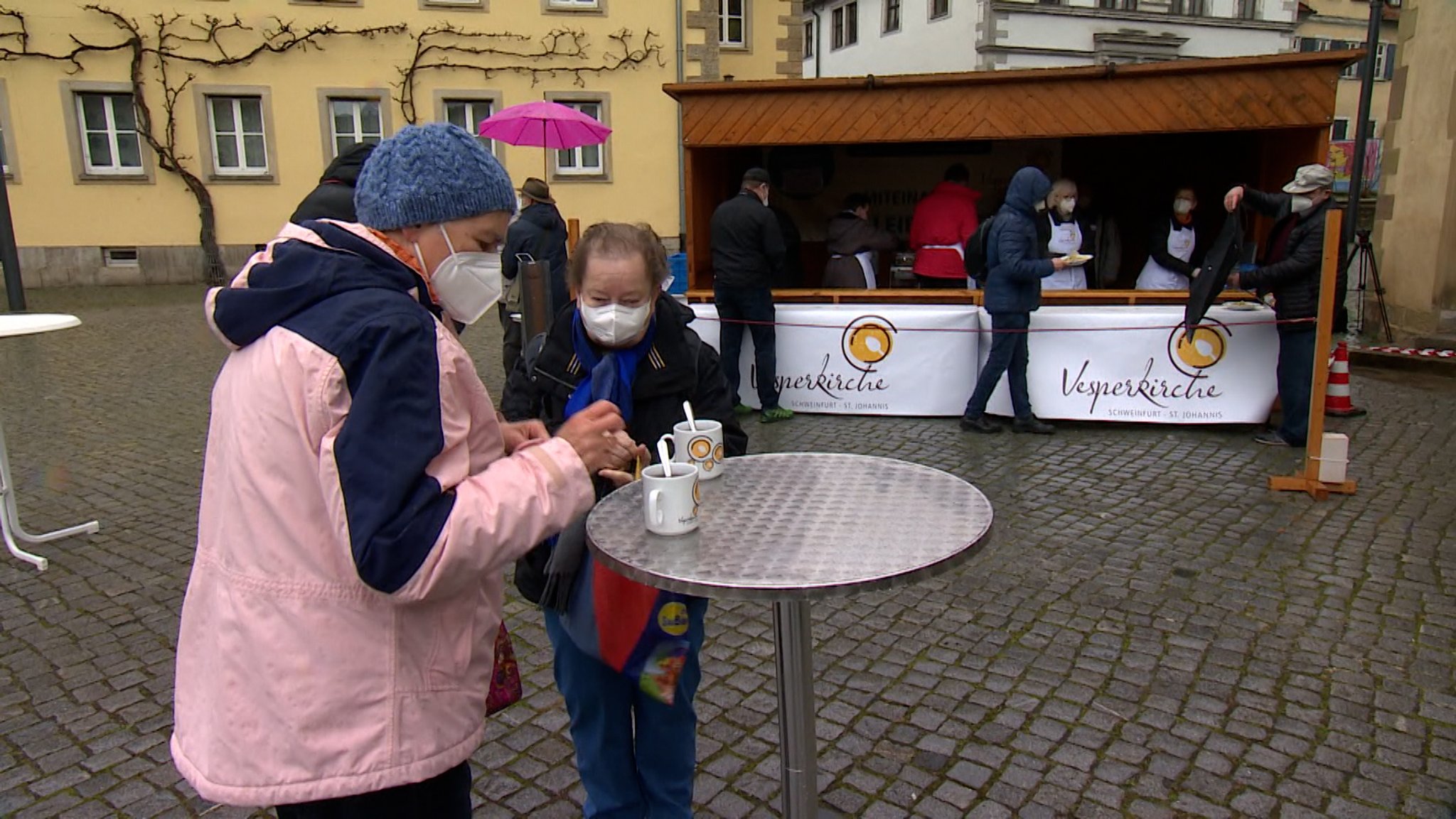 Nach einem Jahr coronabedingter Pause startet in Schweinfurt wieder die Vesperkirche. Das Essen wird im Freien ausgegeben. | Bild: BR Nach einem Jahr coronabedingter Pause startet in Schweinfurt wieder die Vesperkirche. Das Essen wird im Freien ausgegeben.