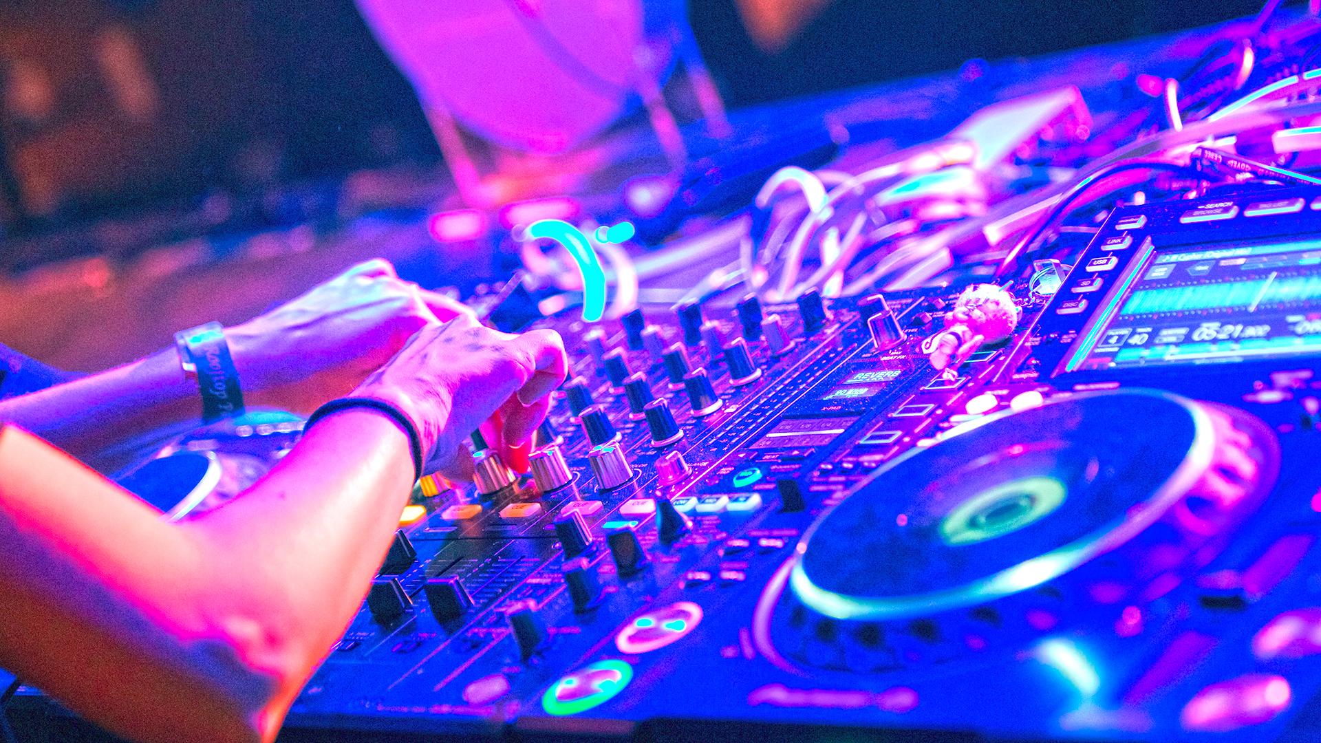 PULS Reportage DJ Selbstversuch Kann Ich In 7 Tagen Auflegen Lernen 