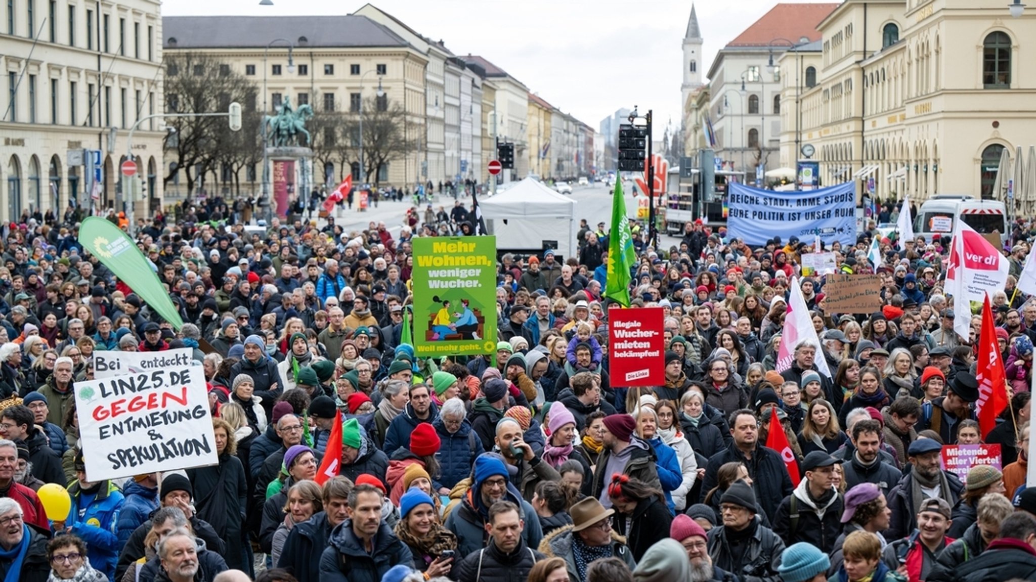 Etwa 10.000 Menschen haben sich einen Monat vor der Kommunalwahl zur Mietendemo gegen Leerstand und Luxus-Sanierungen in München versammelt | Bild: dpa-Bildfunk/Lennart Preiss Etwa 10.000 Menschen haben sich einen Monat vor der Kommunalwahl zur Mietendemo gegen Leerstand und Luxus-Sanierungen in München versammelt