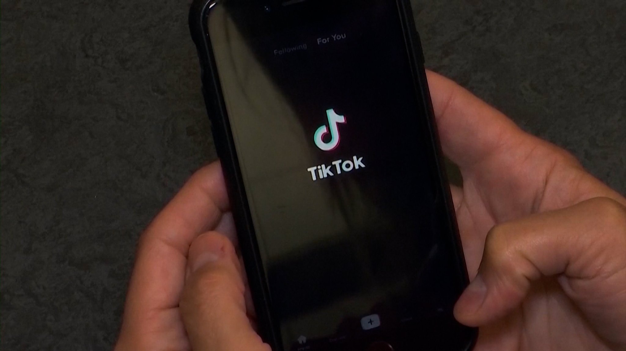 Ansicht auf Smartphone mit geöffneter TikTok-App