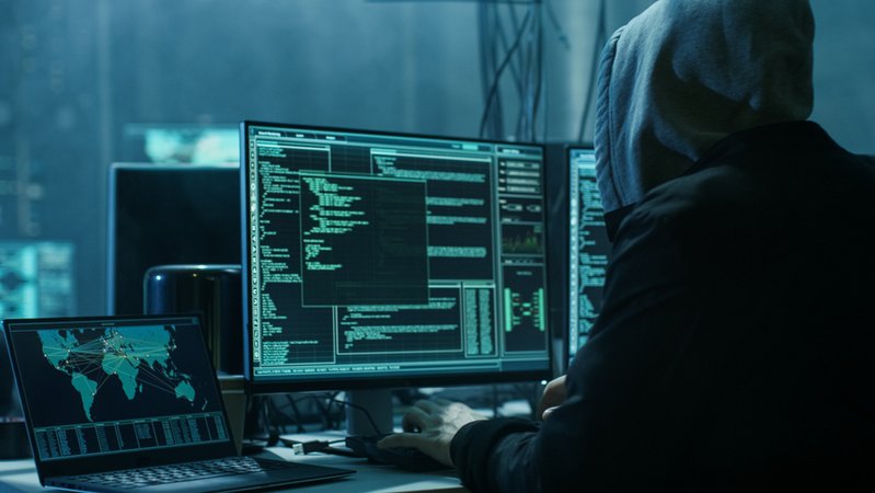 Ein Mann sitzt vor einem Computer und hackt. | Bild: stock.adobe.com/Gorodenkoff Ein Mann sitzt vor einem Computer und hackt.