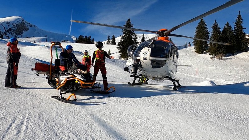 Weihnachtsferien bedeutet Hochsaison in den bayerischen Skigebieten für die Einsatzkräfte der Skiwacht. Im Skigebiet Fellhorn/Kanzelwand sind jeden Tag vier Männer der Bergwacht Oberstdorf stationiert - und wir waren mit ihnen unterwegs. | Bild: Bayerischer Rundfunk 2023 Weihnachtsferien bedeutet Hochsaison in den bayerischen Skigebieten für die Einsatzkräfte der Skiwacht. Im Skigebiet Fellhorn/Kanzelwand sind jeden Tag vier Männer der Bergwacht Oberstdorf stationiert - und wir waren mit ihnen unterwegs.