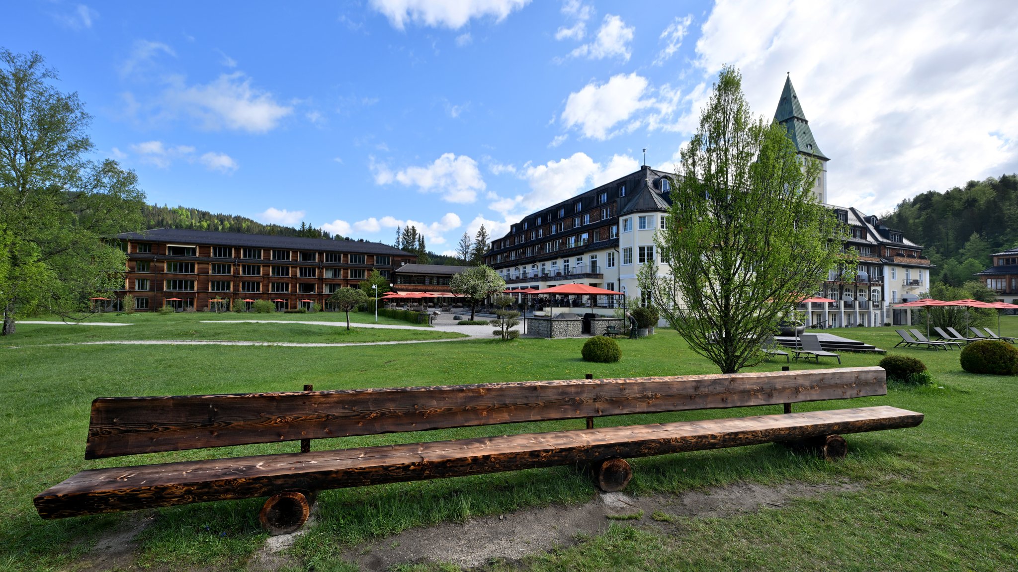 Eine lange Sitzbank hinter Schloss Elmau.