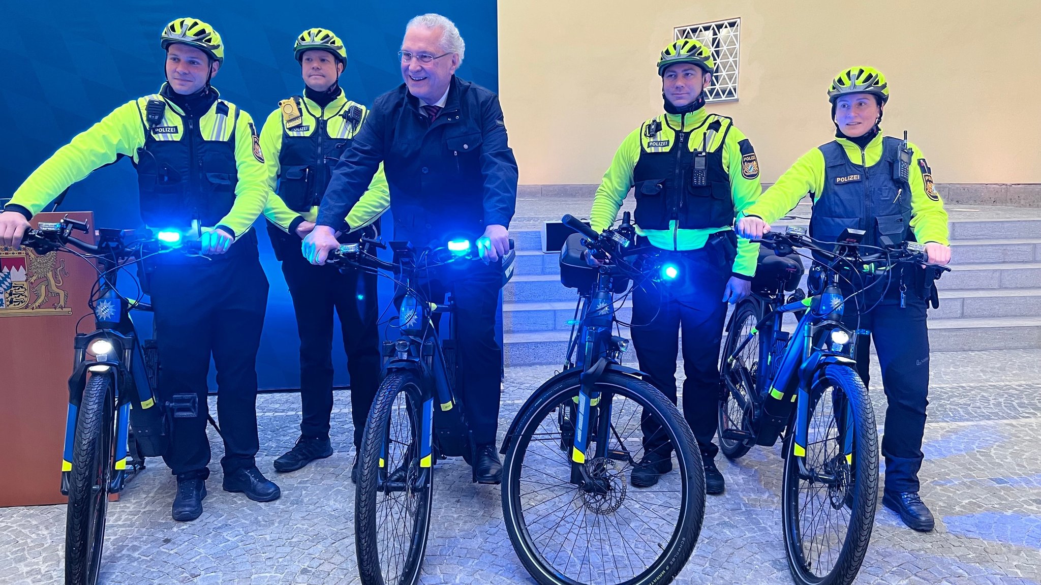 Polizisten und Innenminister Joachim Herrmann mit den neuen Rädern.