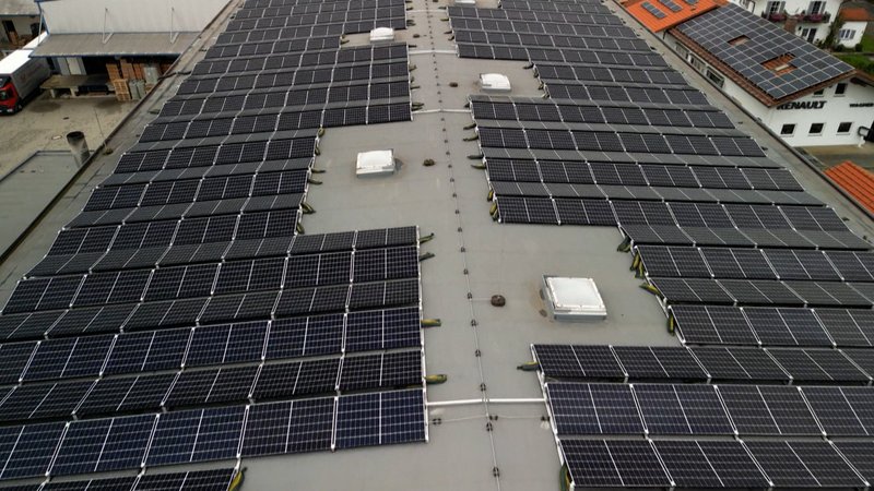 Solaranlage auf einer Fertigungshalle | Bild: BR Solaranlage auf einer Fertigungshalle