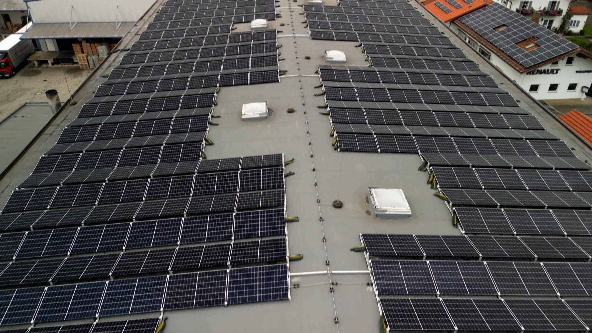 Solaranlage auf einer Fertigungshalle