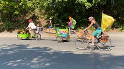 Archivbild: Frauen auf Fahrrädern mit der Aufschrift "Klima retten" - Fahrrad-Demo gegen das Norisringrennen 2023 | Bild:BR/Ursula Schmidt (Archivbild, 2023)