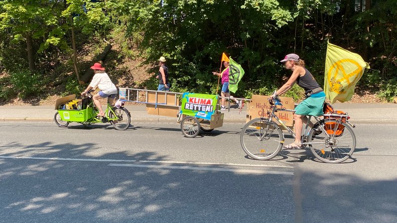 Archivbild: Frauen auf Fahrrädern mit der Aufschrift "Klima retten" - Fahrrad-Demo gegen das Norisringrennen 2023