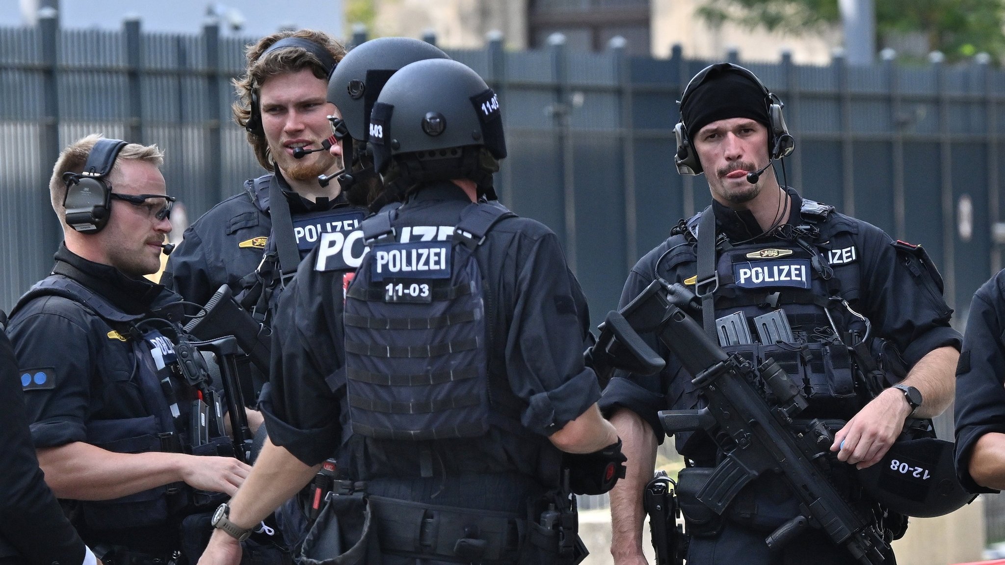 05.09.2024, Bayern, München: Polizisten stehen vor dem Israelischen Generalkonsulat. Die Polizei hat in der Münchner Innenstadt bei einem größeren Einsatz in der Nähe des Israelischen Generalkonsulats eine verdächtige Person niedergeschossen. Foto: Peter Kneffel/dpa +++ dpa-Bildfunk +++