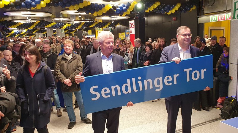 OB Reiter (links) und MVG-Chef Wortmann mit Schild "Sendlinger Tor".