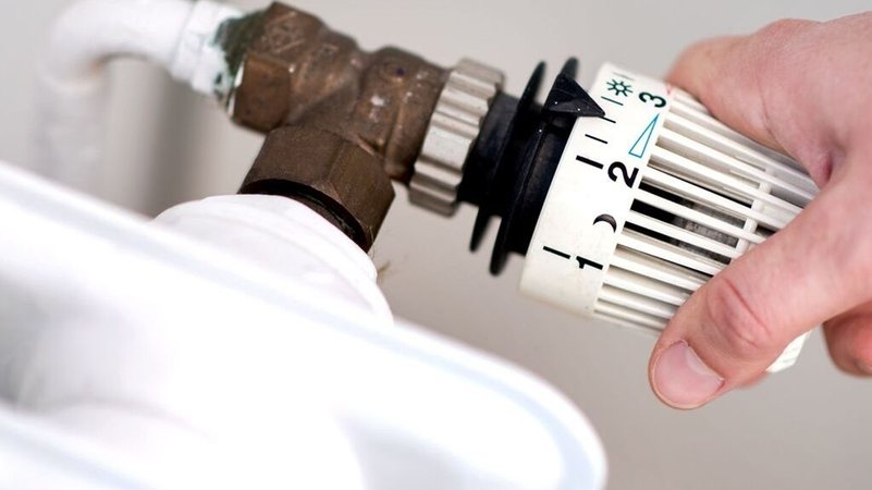 Jemand dreht am Thermostat eines Heizkörpers. | Bild: dpa-Bildfunk/Hauke-Christian Dittrich Jemand dreht am Thermostat eines Heizkörpers.
