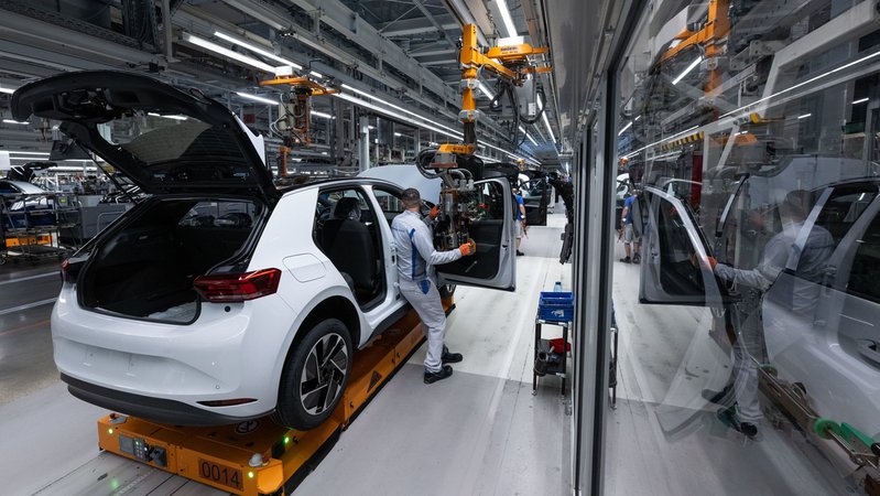 Ein VW wird in einer Werkshalle montiert. | Bild: dpa-Bildfunk/Hendrik Schmidt Ein VW wird in einer Werkshalle montiert.