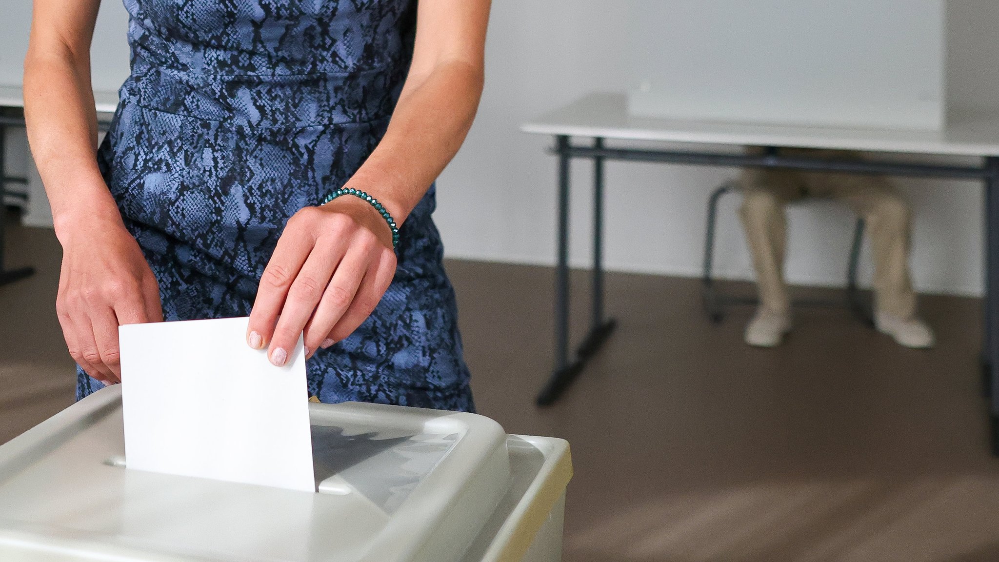 Frau wirft Wahlzettel in Urne (Symbolbild)