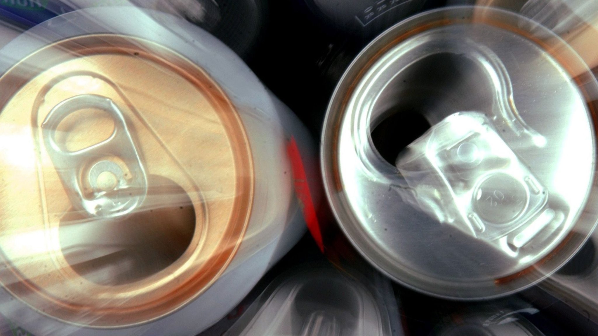 Energydrinks für Kinder und Jugendliche: Schon zwei kleine Dosen können mehr Koffein liefern als gesundheitlich unbedenklich. | Bild: dpa-Bildfunk/Jens Büttner Energydrinks für Kinder und Jugendliche: Schon zwei kleine Dosen können mehr Koffein liefern als gesundheitlich unbedenklich.
