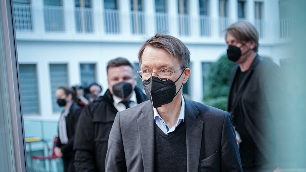 06.12.2022, Berlin: Karl Lauterbach (SPD), Bundesminister für Gesundheit, kommt zur Pressekonferenz für die Vorstellung der Reformvorschläge für die Krankenhausversorgung. Zielsetzung ist u.a. ein grundlegender Umbau des Vergütungssystems, um Kliniken stärker von finanziellem Druck zu lösen. | Bild: dpa-Bildfunk/Kay Nietfeld 06.12.2022, Berlin: Karl Lauterbach (SPD), Bundesminister für Gesundheit, kommt zur Pressekonferenz für die Vorstellung der Reformvorschläge für die Krankenhausversorgung. Zielsetzung ist u.a. ein grundlegender Umbau des Vergütungssystems, um Kliniken stärker von finanziellem Druck zu lösen.