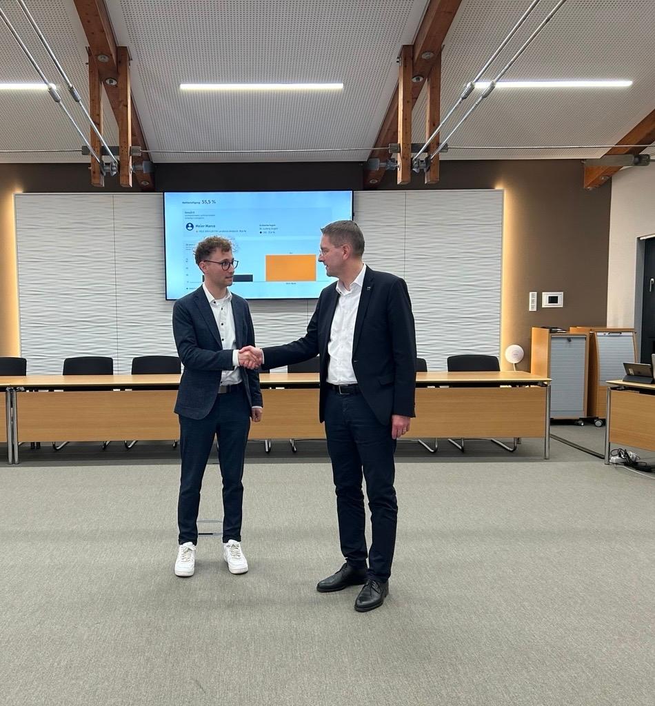 Der amtierende Ansbacher Landrat Jürgen Ludwig (CSU) gratuliert seinem Nachfolger Marco Meier (FW) zum Wahlsieg.