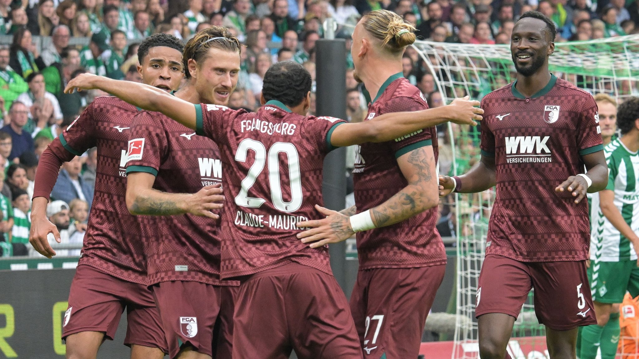 Der FC Augsburg trifft auf den FC Bayern München | Bild: picture-alliance/dpa Der FC Augsburg trifft auf den FC Bayern München