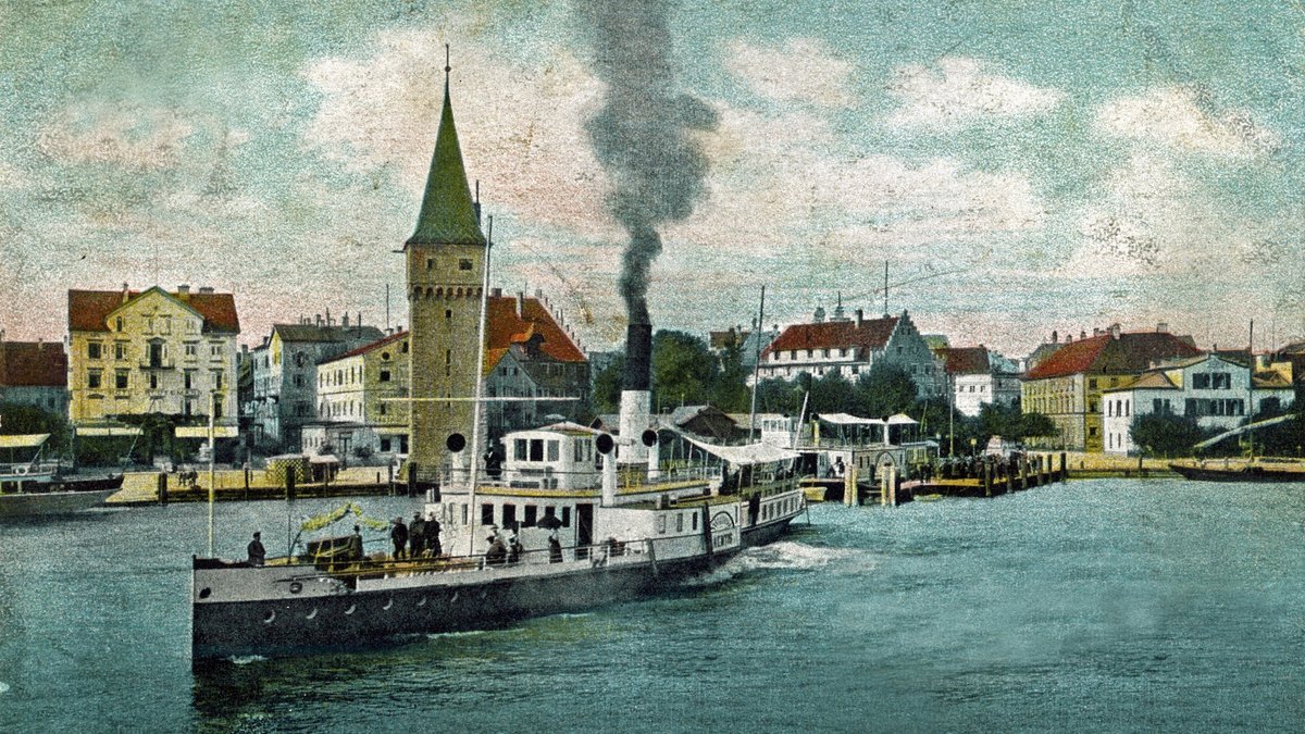 Coloriertes historisches Bild des Bodensee-Dampfers Säntis aus dem Jahr 1900 mit dem Lindauer Hafen im Hintergrund.