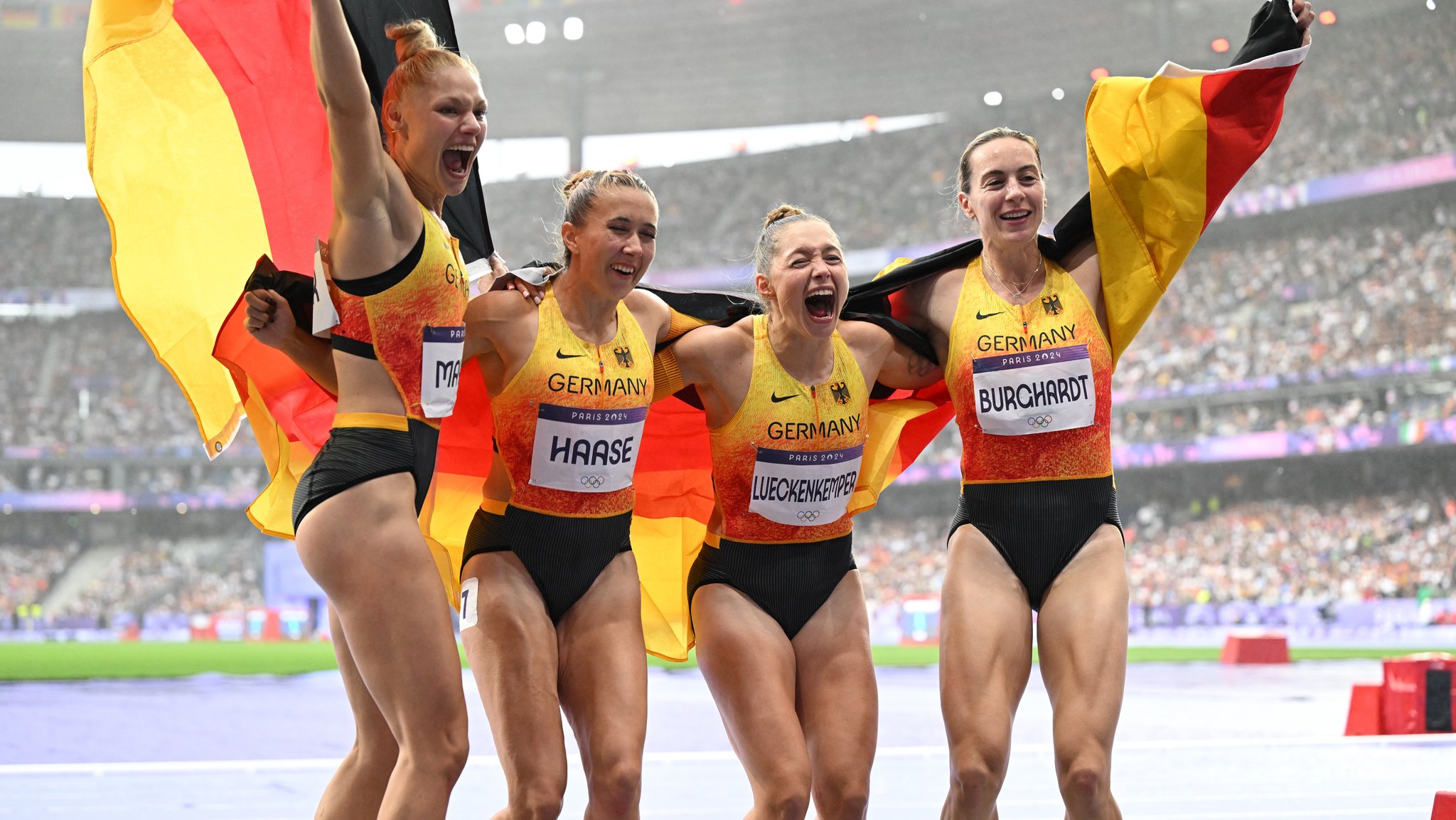 Deutschlands Lisa Mayer, Rebekka Haase, Gina Lückenkemper und Alexandra Burghardt 