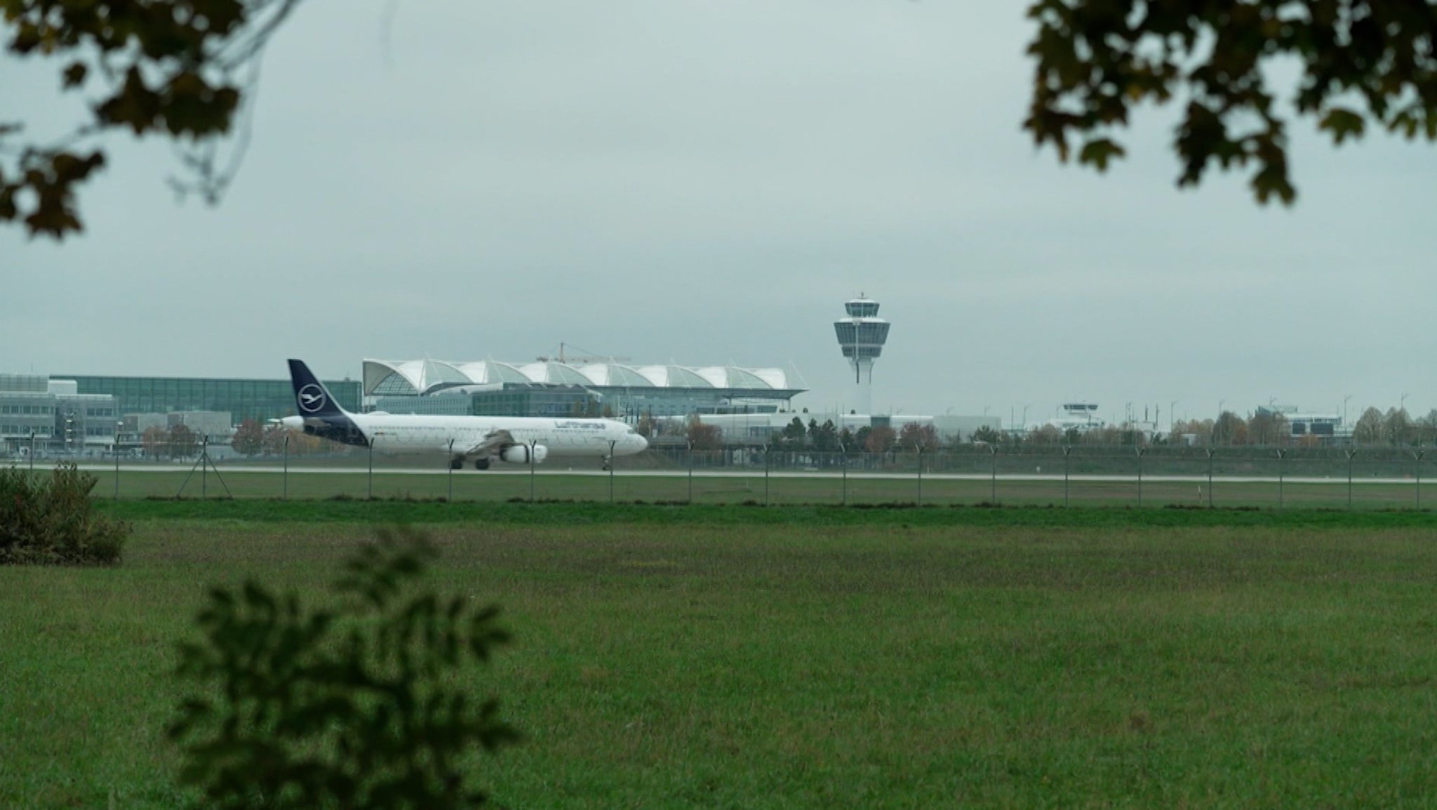 Flugzeug auf einer Startbahn am Flughafen München