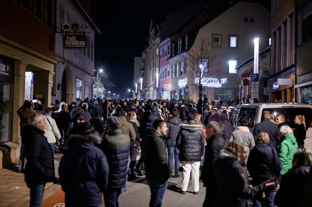 Gegner der Corona-Maßnahmen haben erneut in Schweinfurt protestiert. Trotz gereizter Stimmung blieb es diesmal friedlich.