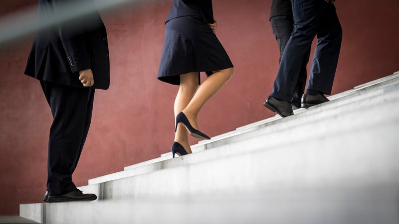Der Gleichstellungsbericht erscheint alle fünf Jahre und zeigt auf, wie viele Frauen in Führungspositionen im öffentlichen Dienst arbeiten. Doch die Staatsregierung will ihn abschaffen. | Bild: picture alliance / Thomas Koehler Der Gleichstellungsbericht erscheint alle fünf Jahre und zeigt auf, wie viele Frauen in Führungspositionen im öffentlichen Dienst arbeiten. Doch die Staatsregierung will ihn abschaffen.