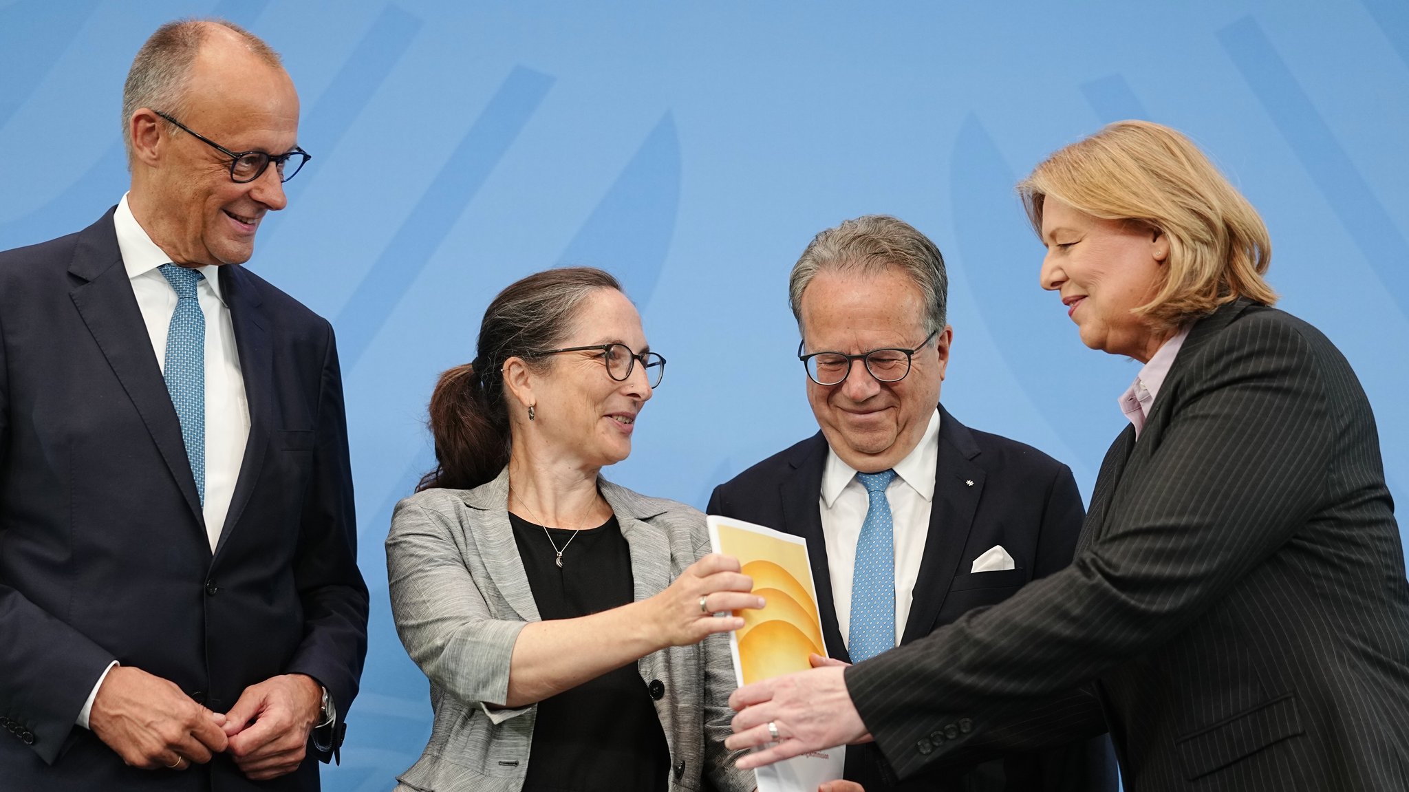 Die Vorsitzenden der Kommission Constanze Janda (2.v.l) und Frank-Jürgen Weise (2.v.r) übergeben den Bericht der Alterssicherungskommission über umfassende Schritte als Grundlage für eine Rentenreform an Bundeskanzler Friedrich Merz (CDU) und Bärbel Bas (SPD), Bundesministerin für Arbeit und Soziales und SPD-Parteivorsitzende. | Bild: picture alliance/dpa | Kay Nietfeld Die Vorsitzenden der Kommission Constanze Janda (2.v.l) und Frank-Jürgen Weise (2.v.r) übergeben den Bericht der Alterssicherungskommission über umfassende Schritte als Grundlage für eine Rentenreform an Bundeskanzler Friedrich Merz (CDU) und Bärbel Bas (SPD), Bundesministerin für Arbeit und Soziales und SPD-Parteivorsitzende.