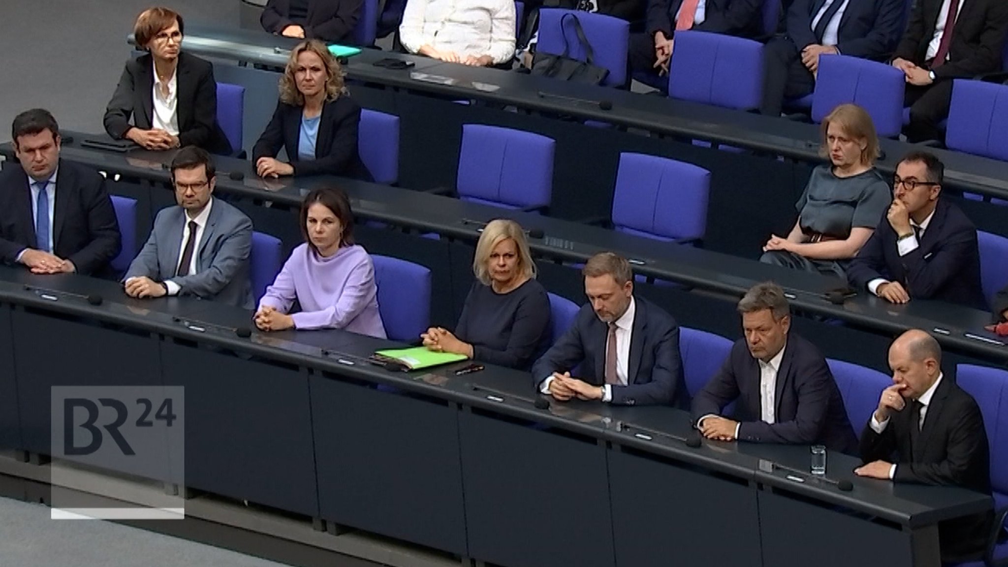 Schlagabtausch im Bundestag: Blick auf die Regierungsbank