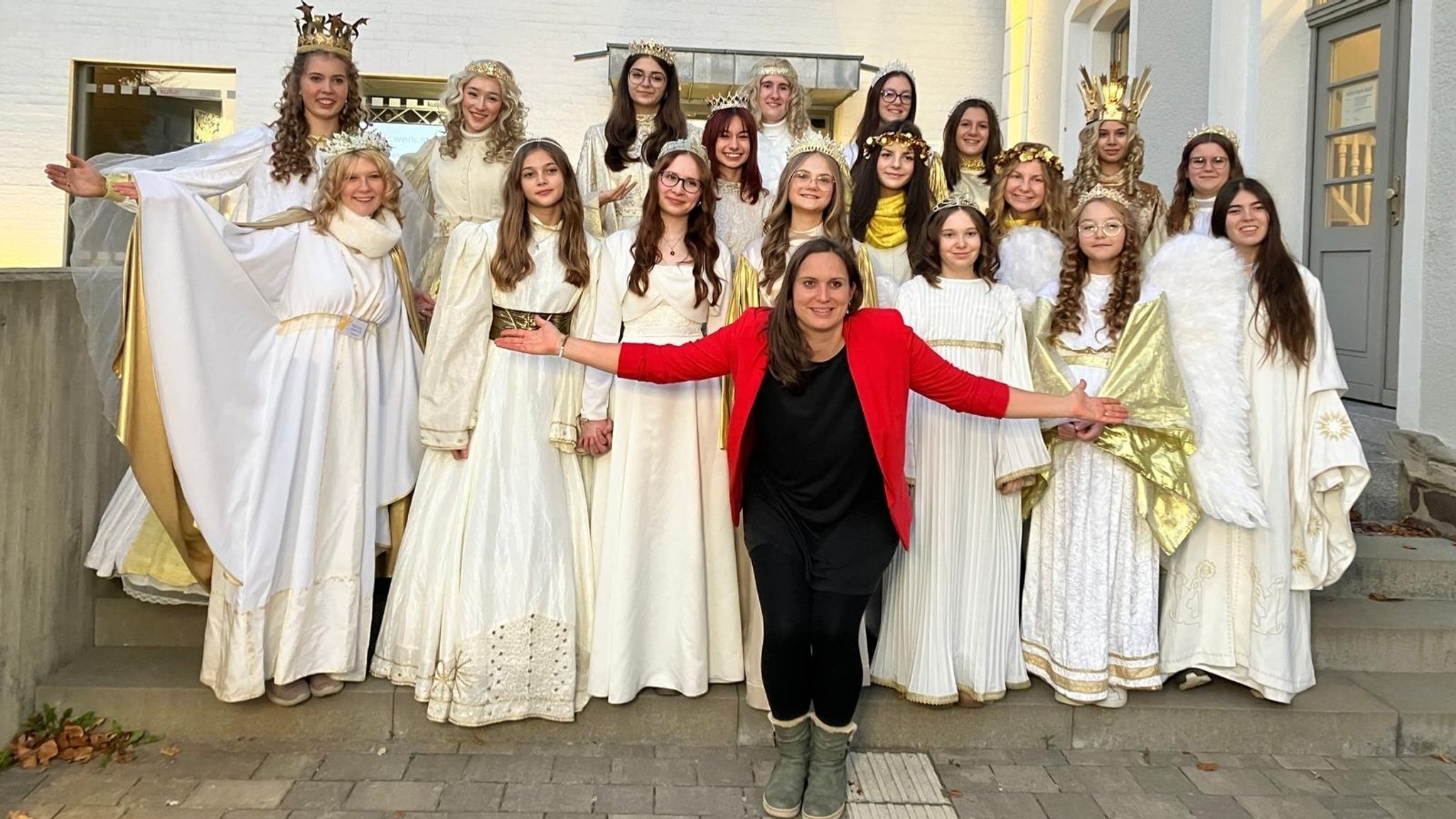 Seminarorganisatorin Annabelle Menzner mit den Christkindern. 