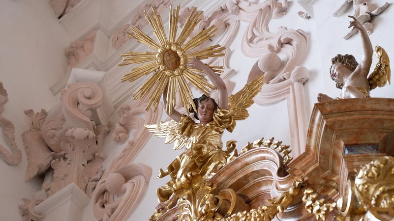 Ein Engel in der Kirche Mariä Himmelfahrt in Aldersbach | Bild: BR/Martin Gruber Ein Engel in der Kirche Mariä Himmelfahrt in Aldersbach