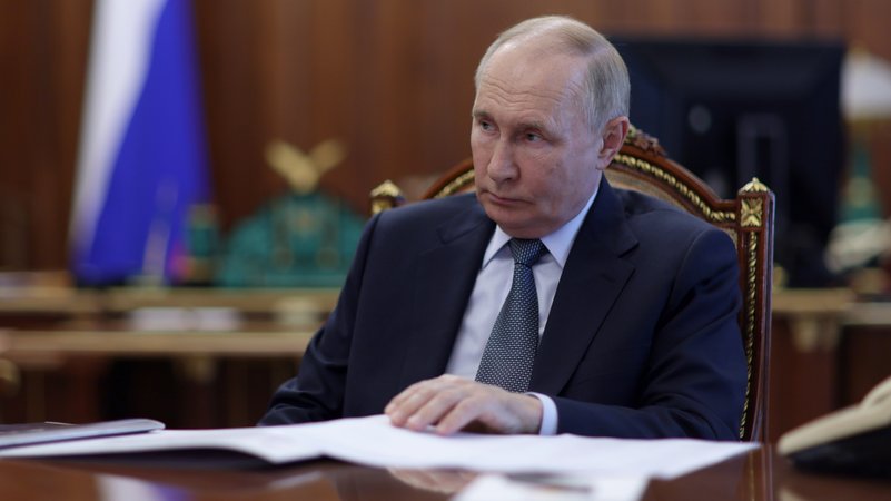 Der russische Präsident am Schreibtisch | Bild: Michail Metzel/Picture Alliance Der russische Präsident am Schreibtisch