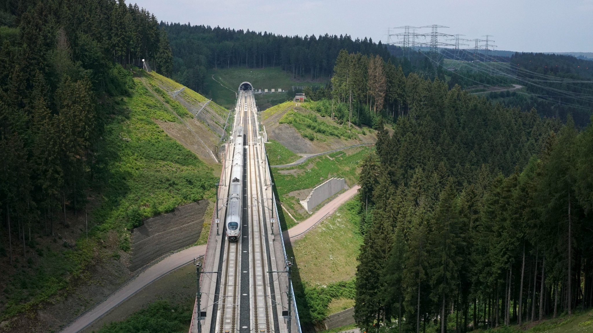 Ein ICE der Deutschen Bahn auf der Hochgeschwindigkeitsstrecke zwischen Nürnberg und Erfurt (Symbolbild)