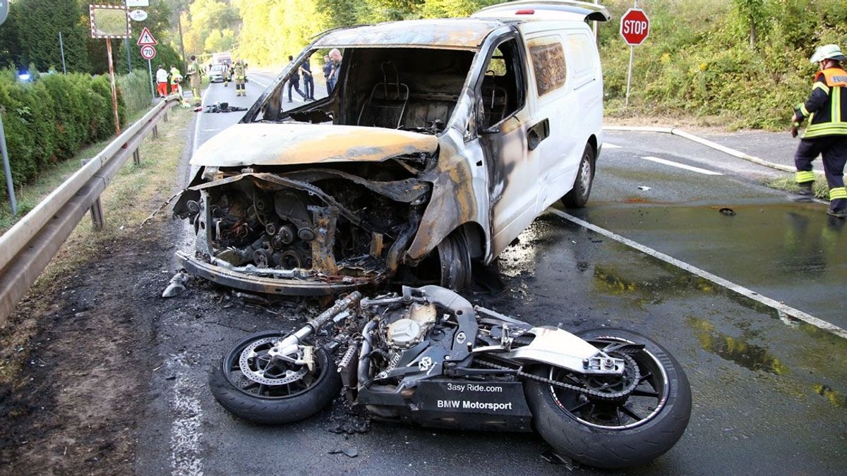 Bei Alzenau ist ein 30-jähriger Motorradfahrer nach einem Unfall gestorben. 