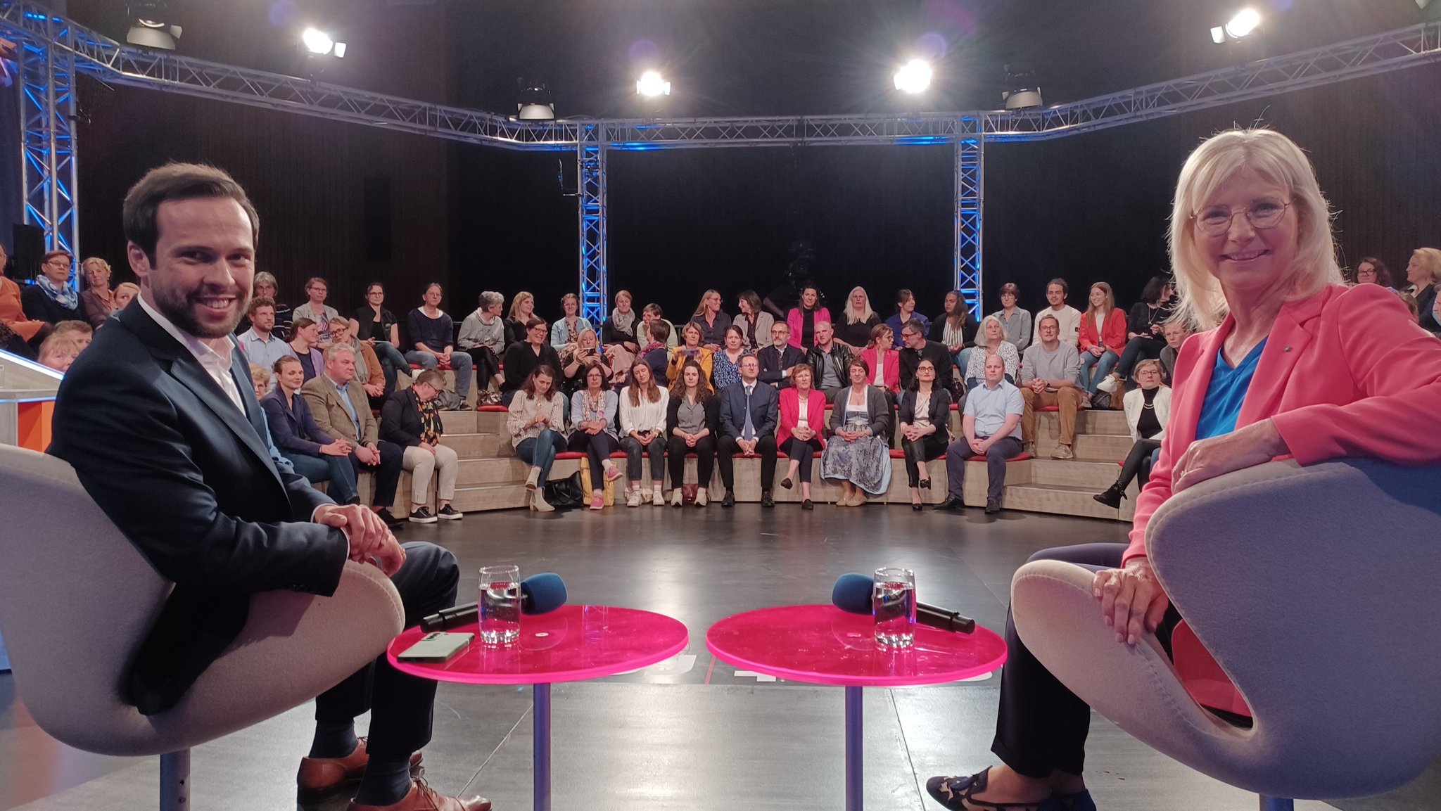 Familienministerin Ulrike Scharf (CSU) und FDP-Landeschef Martin Hagen stellen sich der Diskussion