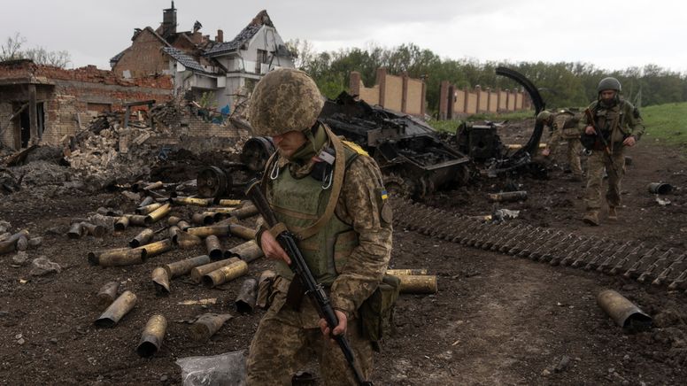 Charkiw: Ukrainische Soldaten patrouillieren in einem kürzlich zurückeroberten Dorf nördlich von Charkiw in der Ostukraine.  | Bild:dpa-Bildfunk/Mstyslav Chernov