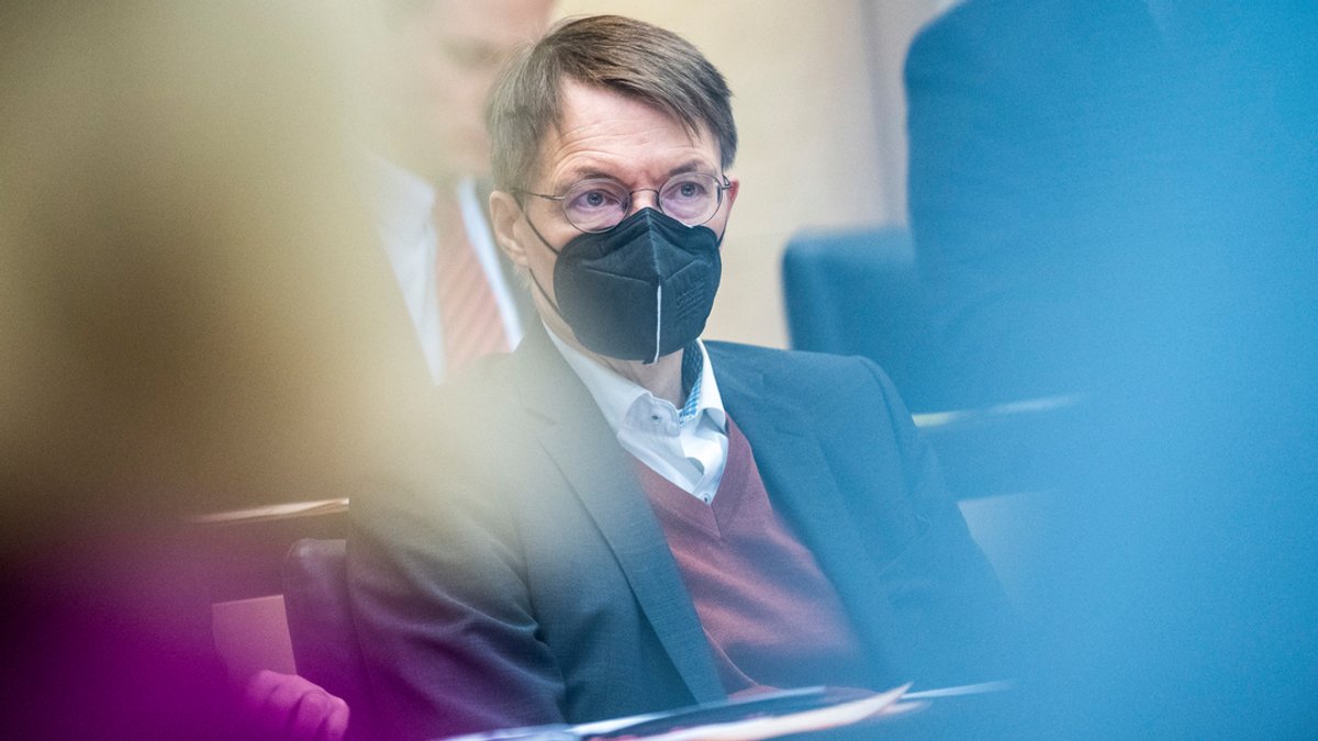 Karl Lauterbach (SPD), Bundesminister für Gesundheit, sitzt in der Bundesratssitzung.