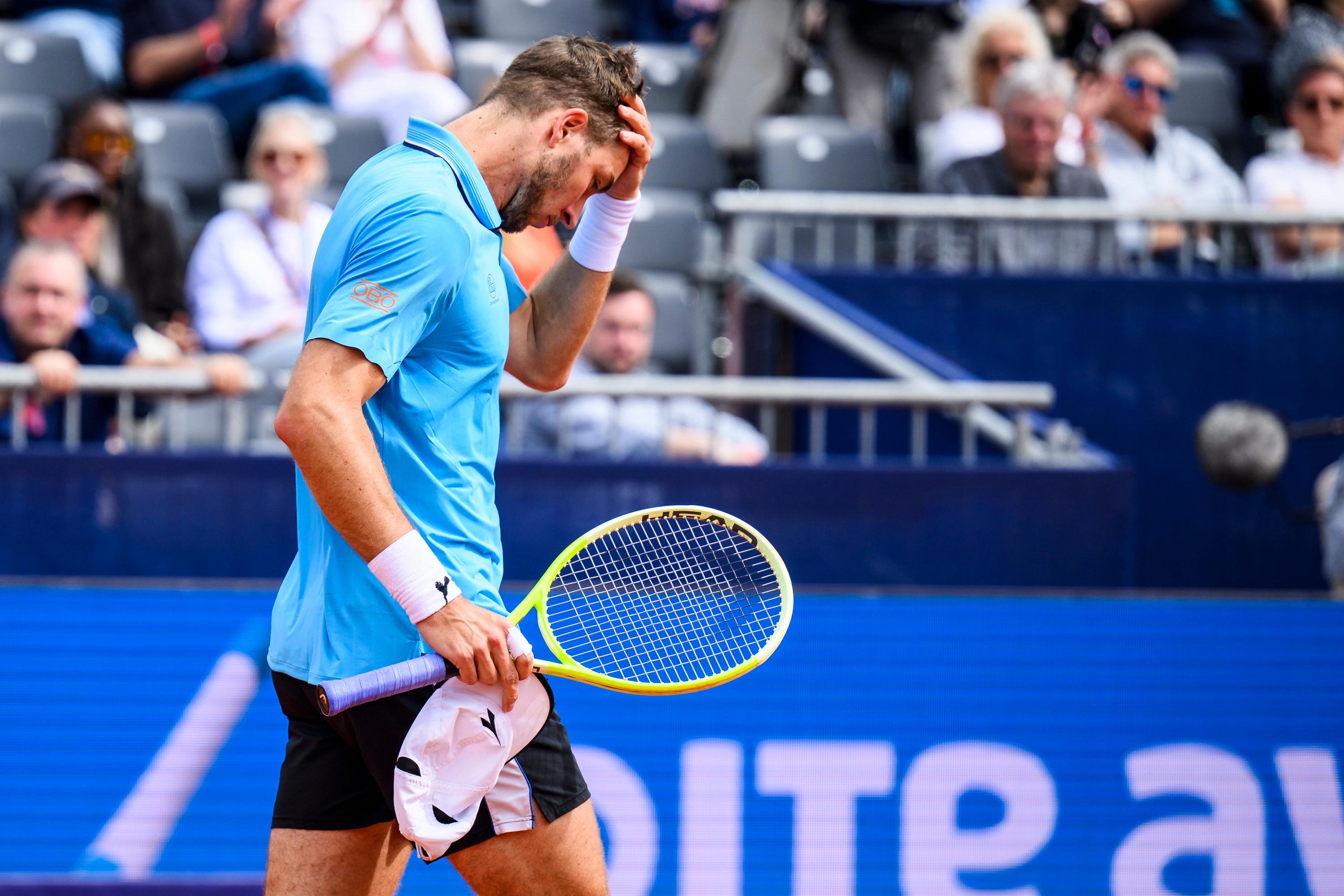 15.04.2025, Bayern, München: Tennis,ATP-Tour - München, Einzel, Herren, 1. Runde, Cerundolo (Argentinien) - Struff (Deutschland). Jan-Lennard Struff aus Deutschland reagiert. +