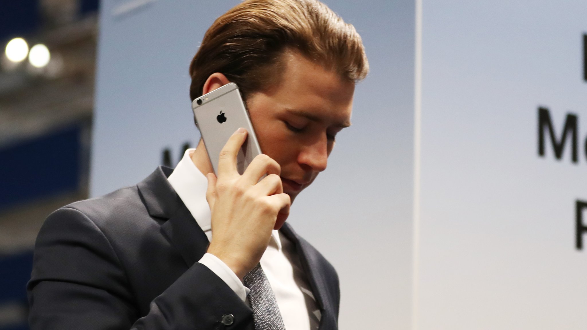 Archivbild: Sebastian Kurz am Handy 