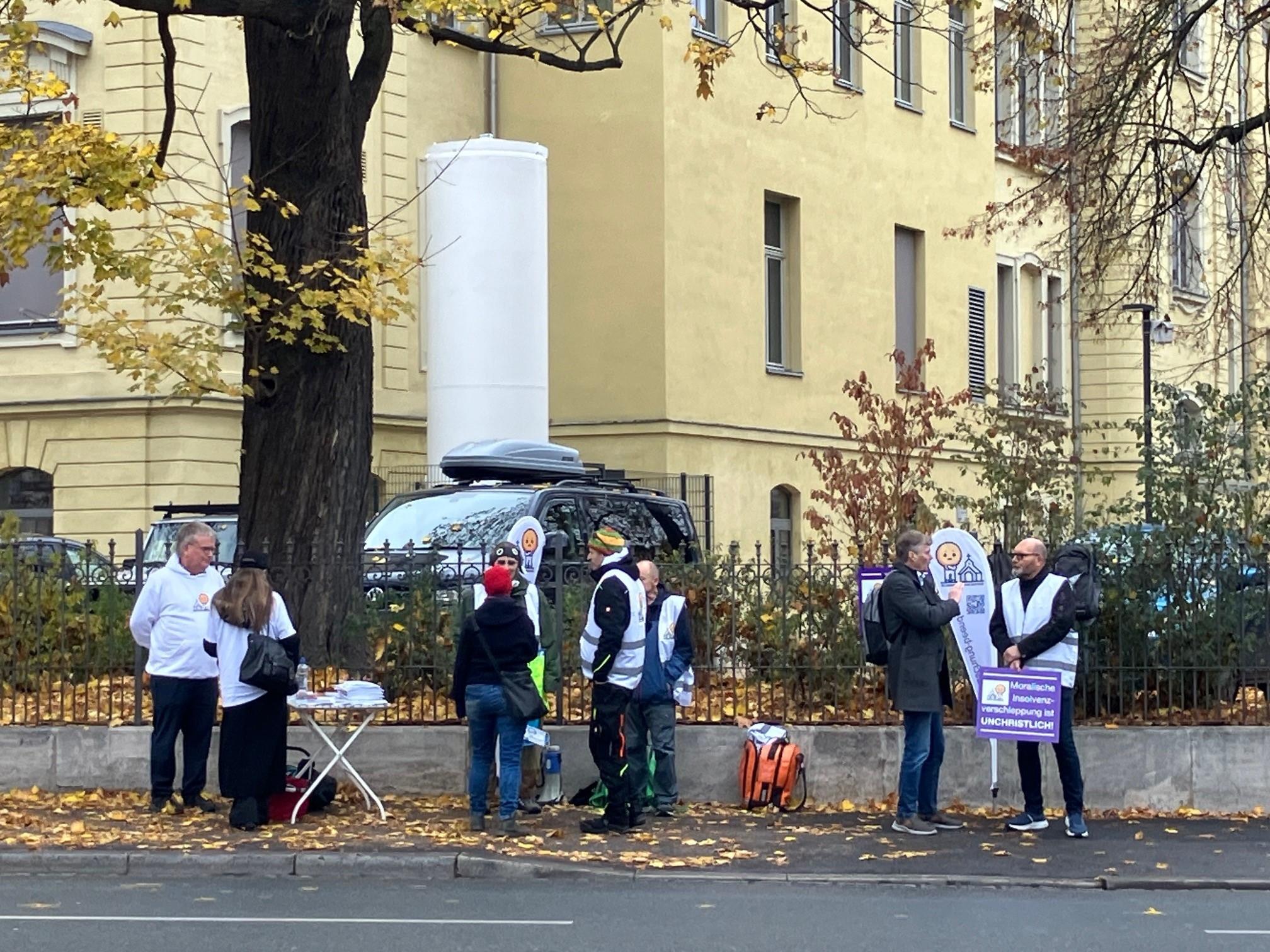 Einheitliche Entschädigungszahlungen und Akteneinsicht: Zwölf Maßnahmen sollen die Aufarbeitung der Missbrauchsfälle in der Evangelischen Kirche verbessern. Derweil demonstrieren Betroffene.