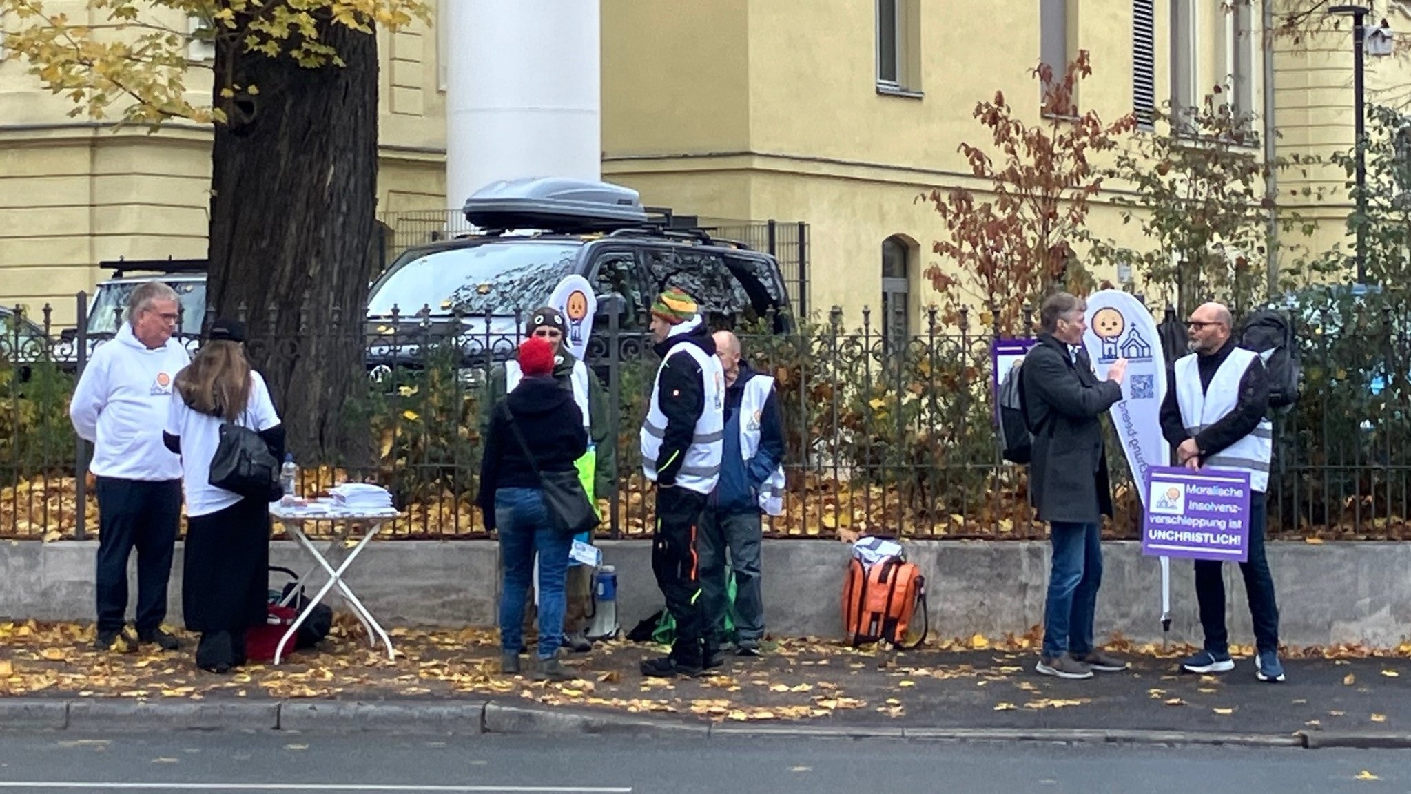 Einheitliche Entschädigungszahlungen und Akteneinsicht: Zwölf Maßnahmen sollen die Aufarbeitung der Missbrauchsfälle in der Evangelischen Kirche verbessern. Derweil demonstrieren Betroffene.