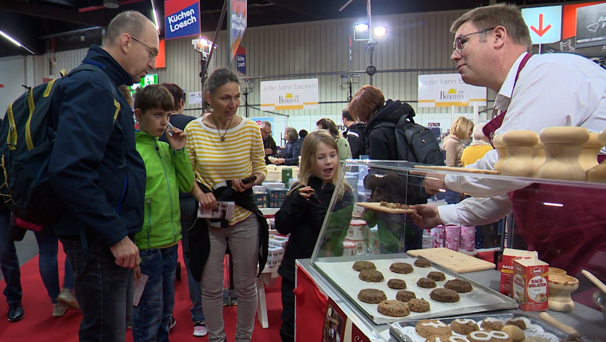 Eine Familie besucht die Verbrauchermesse Consumenta in Nürnberg.